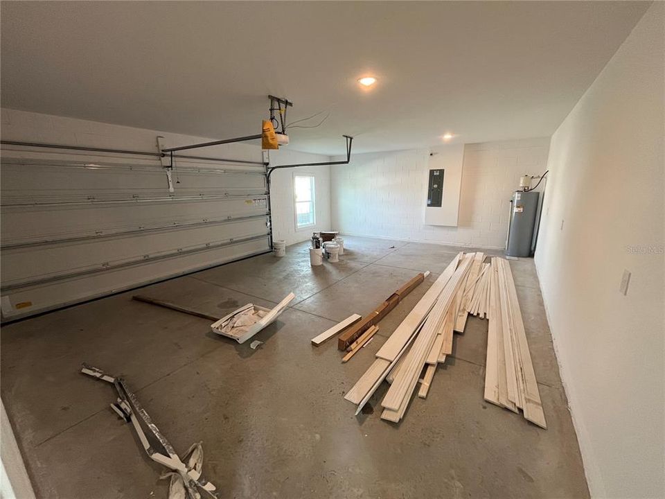 合同活跃: $484,990 (4 贝兹, 2 浴室, 3230 平方英尺)