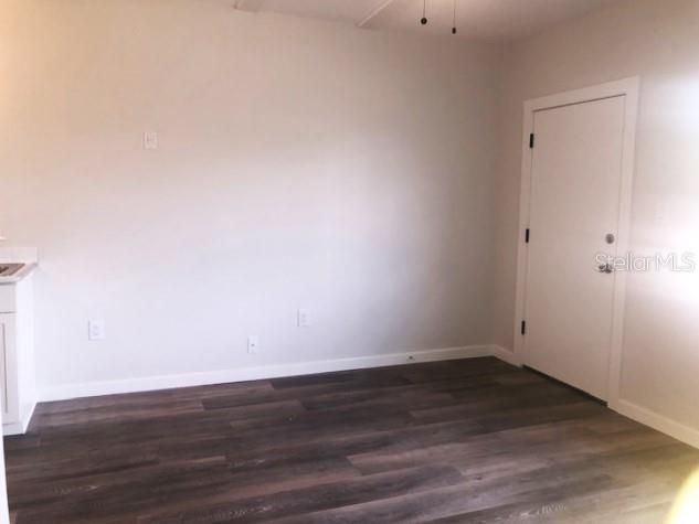 出租: $1,200 (1 贝兹, 1 浴室, 307 平方英尺)