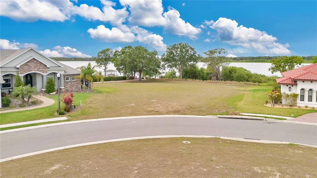 待售: $589,000 (0.71 acres)