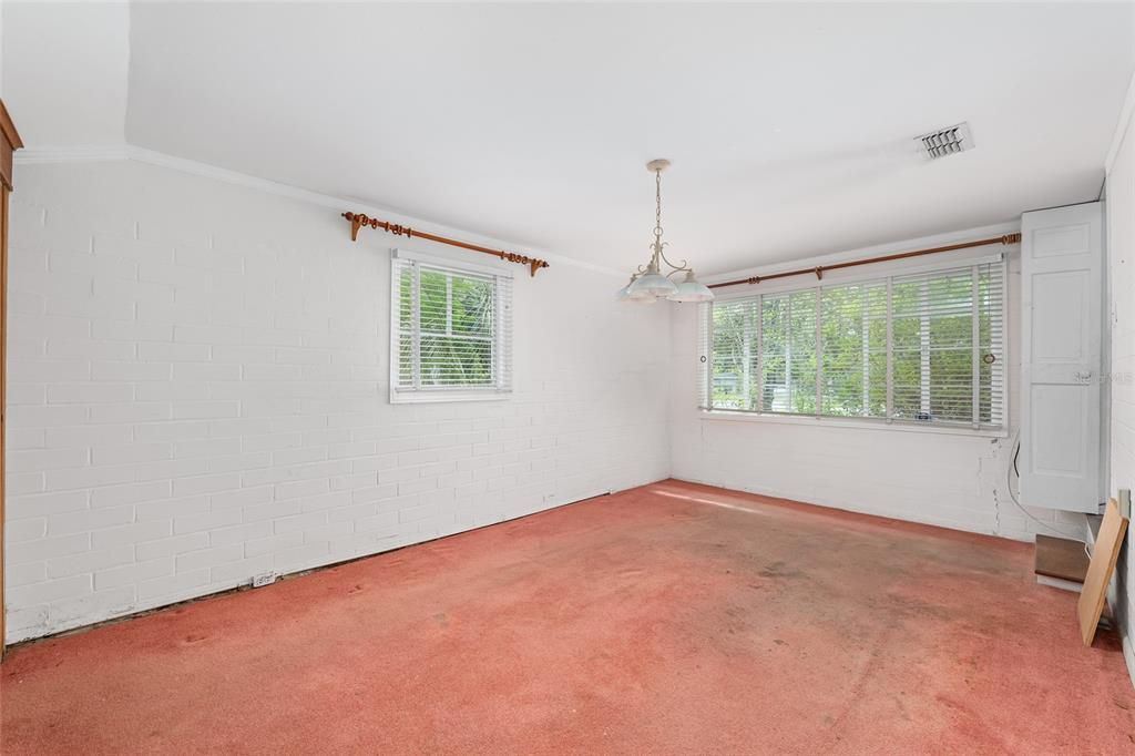 合同活跃: $140,000 (2 贝兹, 1 浴室, 1161 平方英尺)