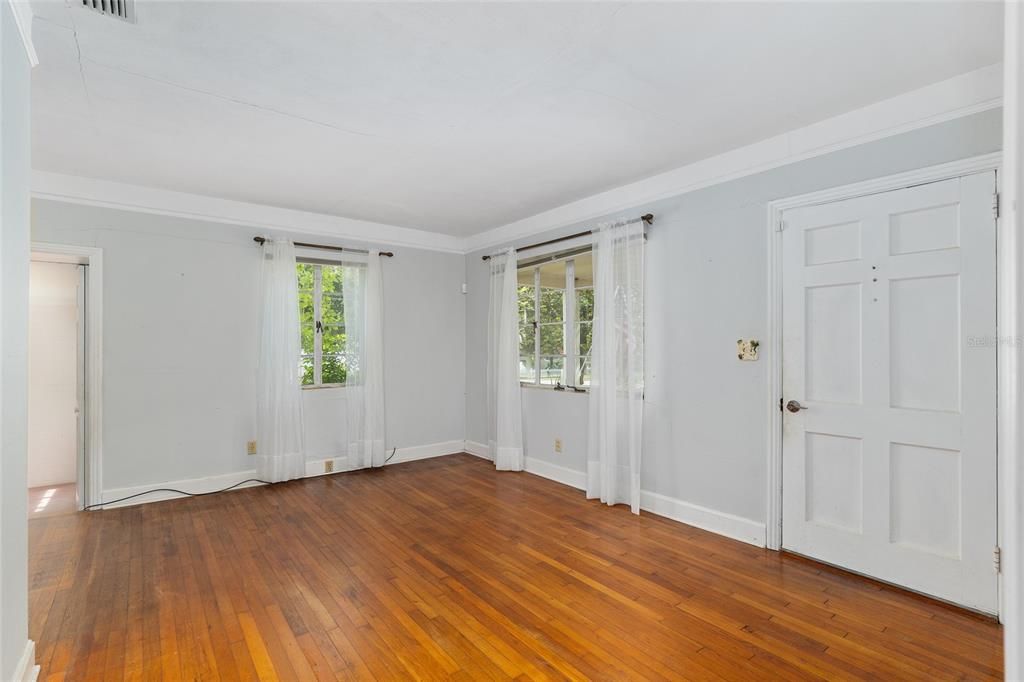 合同活跃: $140,000 (2 贝兹, 1 浴室, 1161 平方英尺)