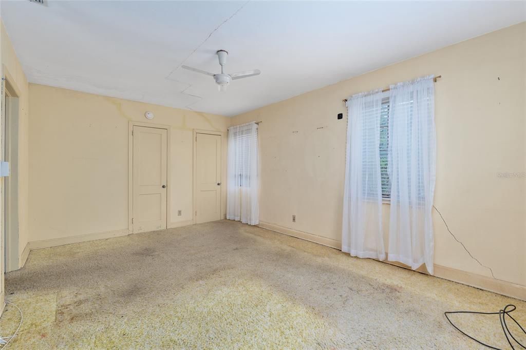 合同活跃: $140,000 (2 贝兹, 1 浴室, 1161 平方英尺)