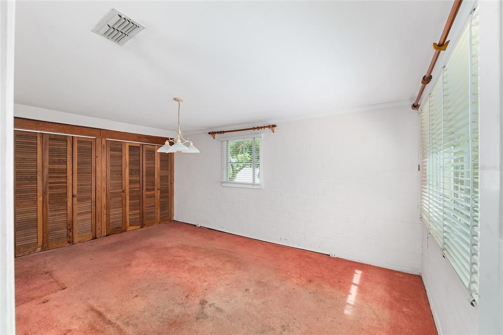 合同活跃: $140,000 (2 贝兹, 1 浴室, 1161 平方英尺)