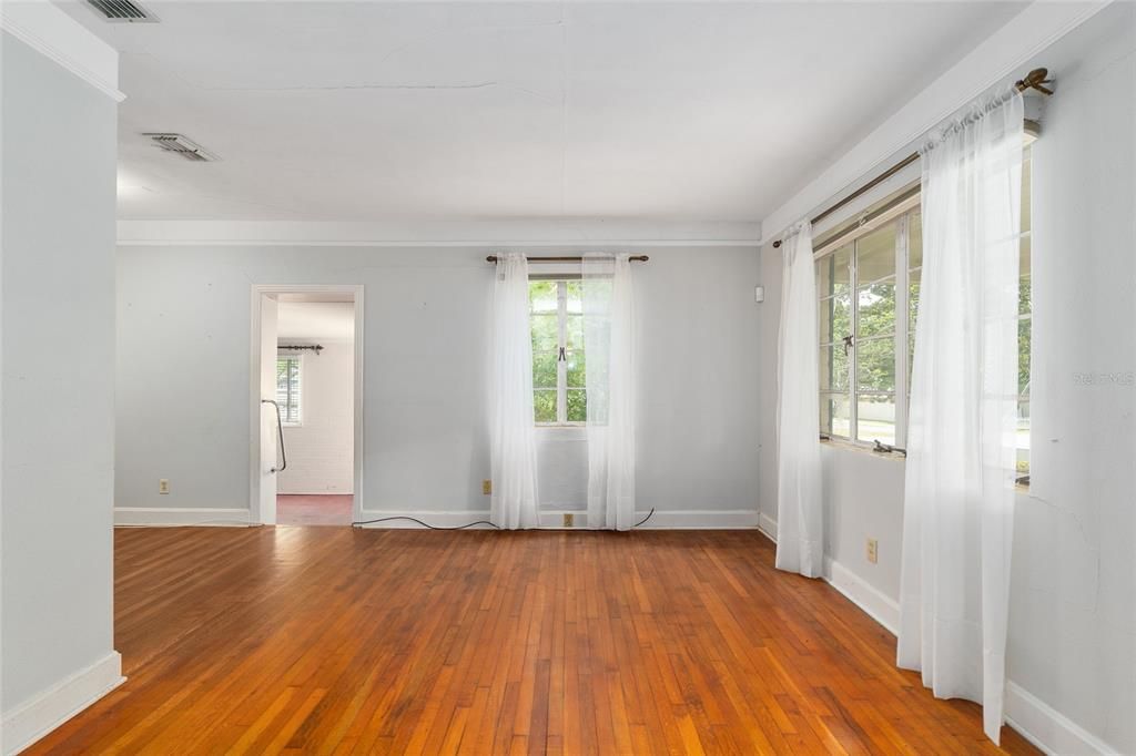 合同活跃: $140,000 (2 贝兹, 1 浴室, 1161 平方英尺)