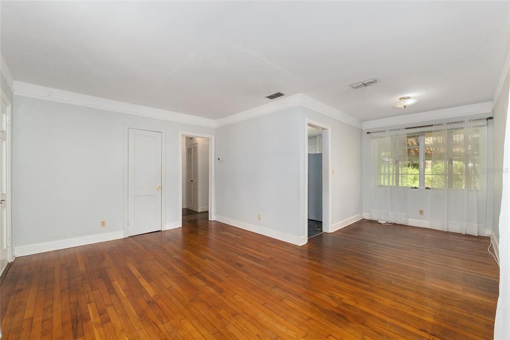 合同活跃: $140,000 (2 贝兹, 1 浴室, 1161 平方英尺)