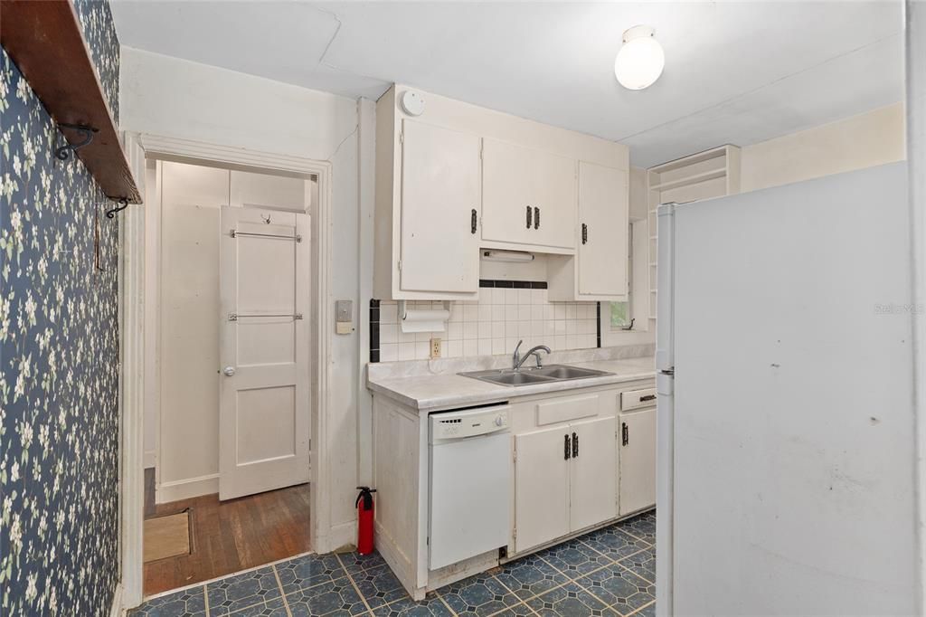 合同活跃: $140,000 (2 贝兹, 1 浴室, 1161 平方英尺)