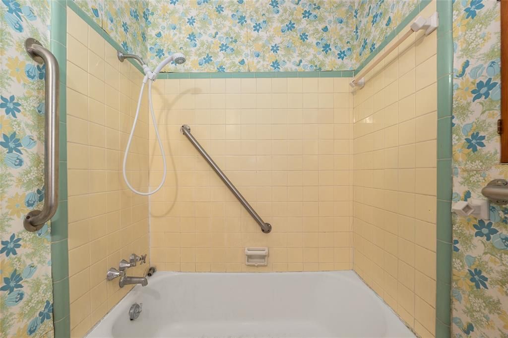 合同活跃: $140,000 (2 贝兹, 1 浴室, 1161 平方英尺)