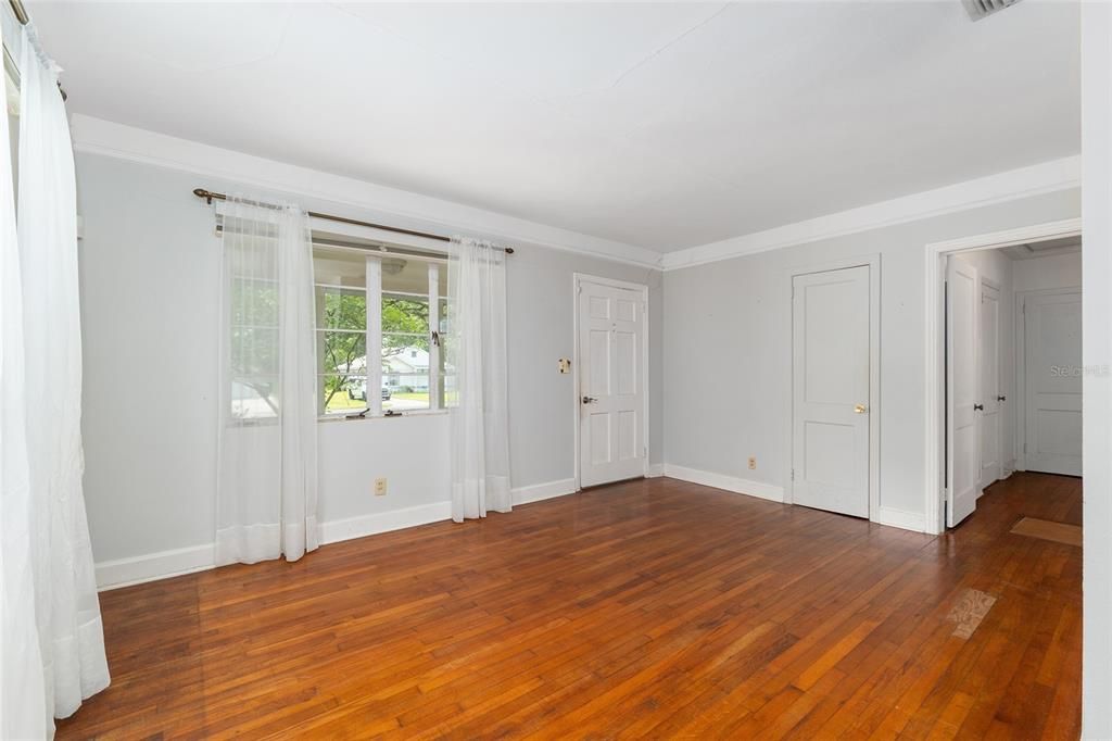 合同活跃: $140,000 (2 贝兹, 1 浴室, 1161 平方英尺)