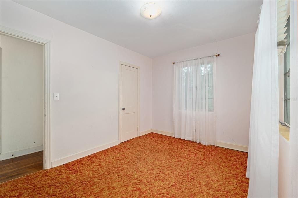 合同活跃: $140,000 (2 贝兹, 1 浴室, 1161 平方英尺)