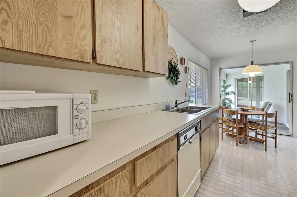 Active With Contract: $129,500 (2 beds, 2 baths, 1142 Square Feet)