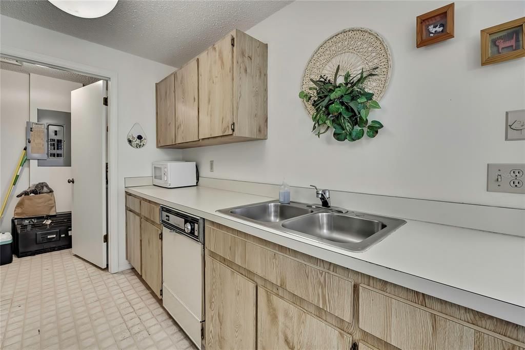 Active With Contract: $129,500 (2 beds, 2 baths, 1142 Square Feet)