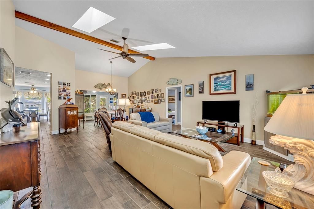 На продажу: $625,000 (3 спален, 2 ванн, 1921 Квадратных фут)