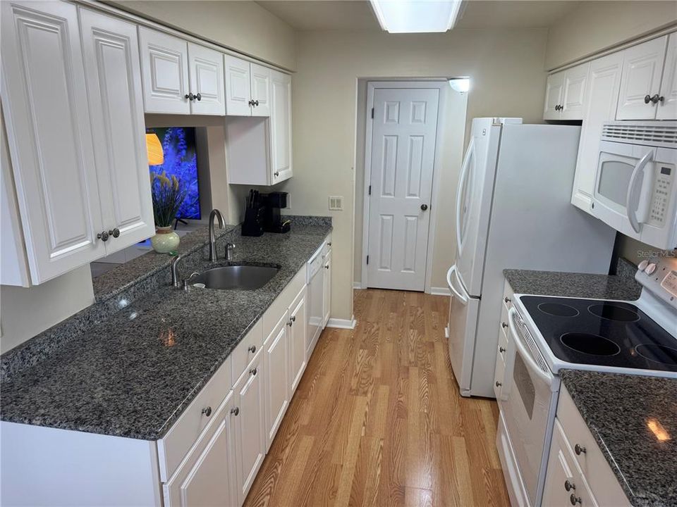 For Sale: $124,900 (2 beds, 2 baths, 1098 Square Feet)
