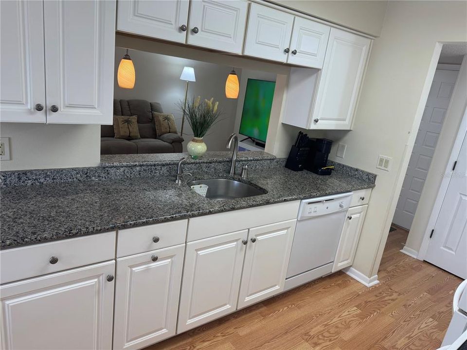 For Sale: $124,900 (2 beds, 2 baths, 1098 Square Feet)