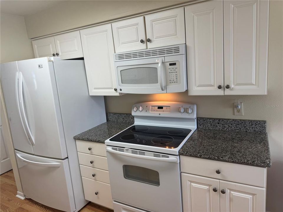 For Sale: $124,900 (2 beds, 2 baths, 1098 Square Feet)