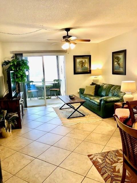 出租: $1,600 (2 贝兹, 2 浴室, 864 平方英尺)