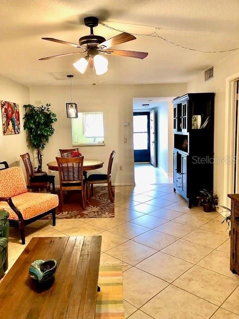 出租: $1,600 (2 贝兹, 2 浴室, 864 平方英尺)