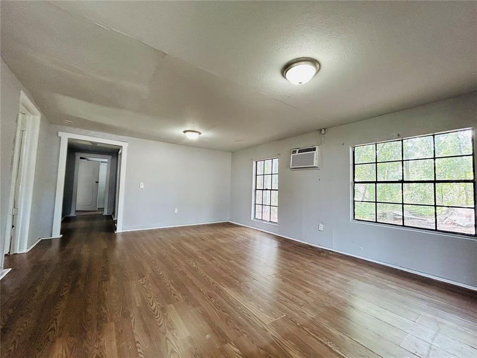 For Sale: $99,500 (3 beds, 1 baths, 936 Square Feet)