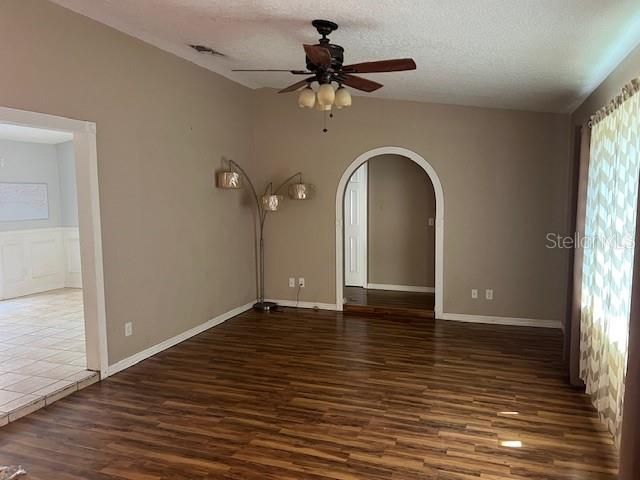 На продажу: $300,000 (4 спален, 3 ванн, 2319 Квадратных фут)