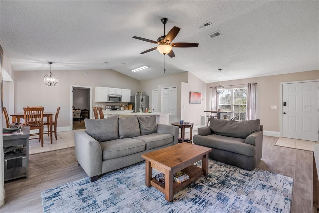 待售: $325,000 (3 贝兹, 2 浴室, 1404 平方英尺)