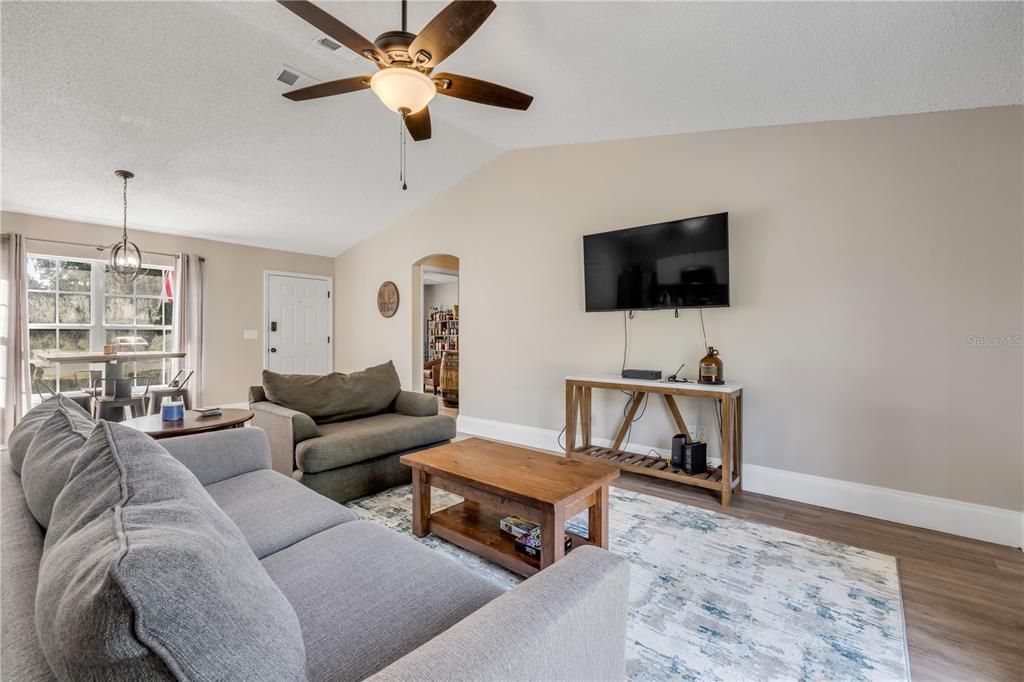 待售: $325,000 (3 贝兹, 2 浴室, 1404 平方英尺)