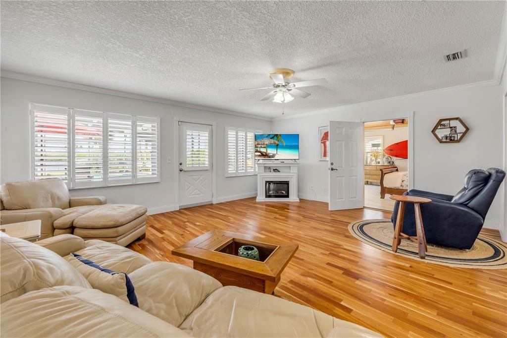 For Sale: $1,999,999 (3 beds, 3 baths, 2400 Square Feet)