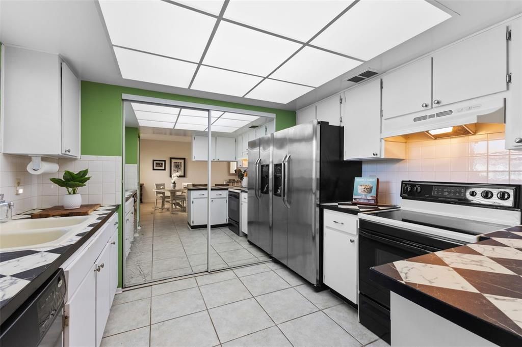 合同活跃: $122,900 (1 贝兹, 1 浴室, 669 平方英尺)