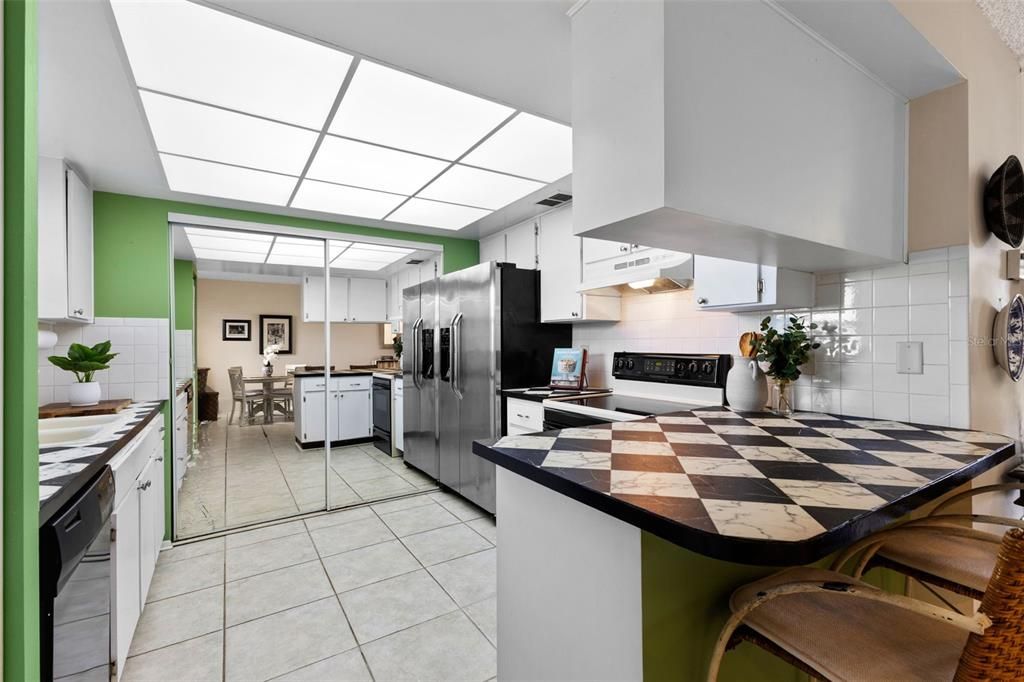 合同活跃: $122,900 (1 贝兹, 1 浴室, 669 平方英尺)