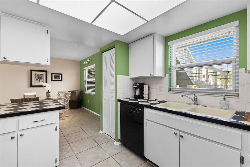 合同活跃: $122,900 (1 贝兹, 1 浴室, 669 平方英尺)