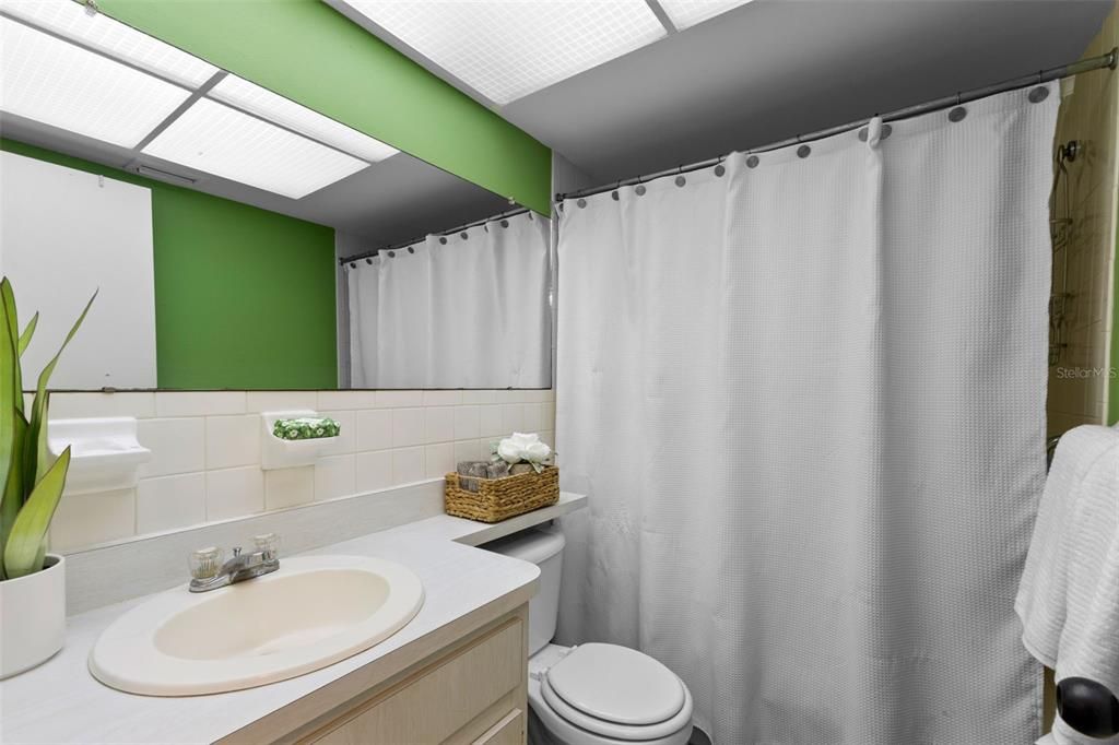 合同活跃: $122,900 (1 贝兹, 1 浴室, 669 平方英尺)