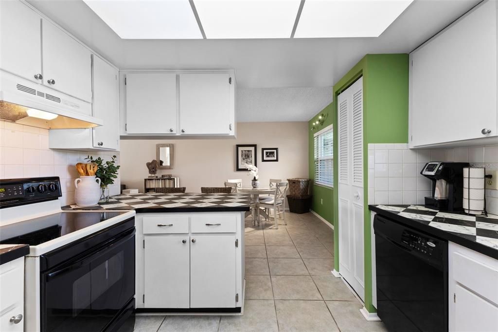 合同活跃: $122,900 (1 贝兹, 1 浴室, 669 平方英尺)