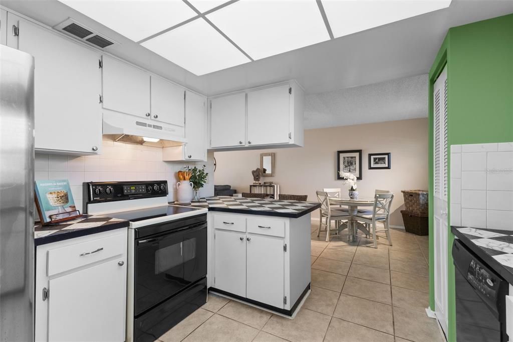 合同活跃: $122,900 (1 贝兹, 1 浴室, 669 平方英尺)