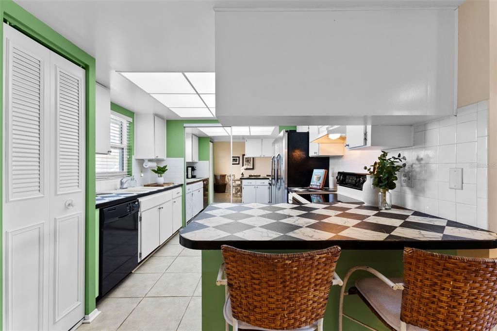 合同活跃: $122,900 (1 贝兹, 1 浴室, 669 平方英尺)