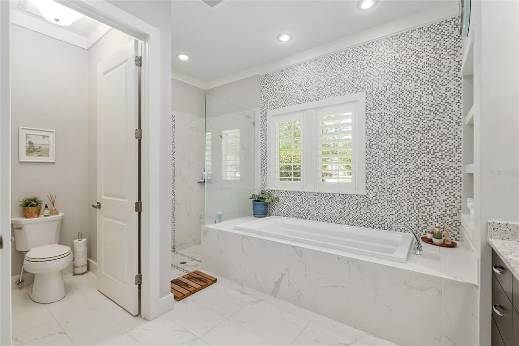 合同活跃: $1,049,000 (4 贝兹, 4 浴室, 3151 平方英尺)