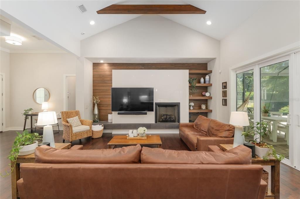 合同活跃: $1,049,000 (4 贝兹, 4 浴室, 3151 平方英尺)