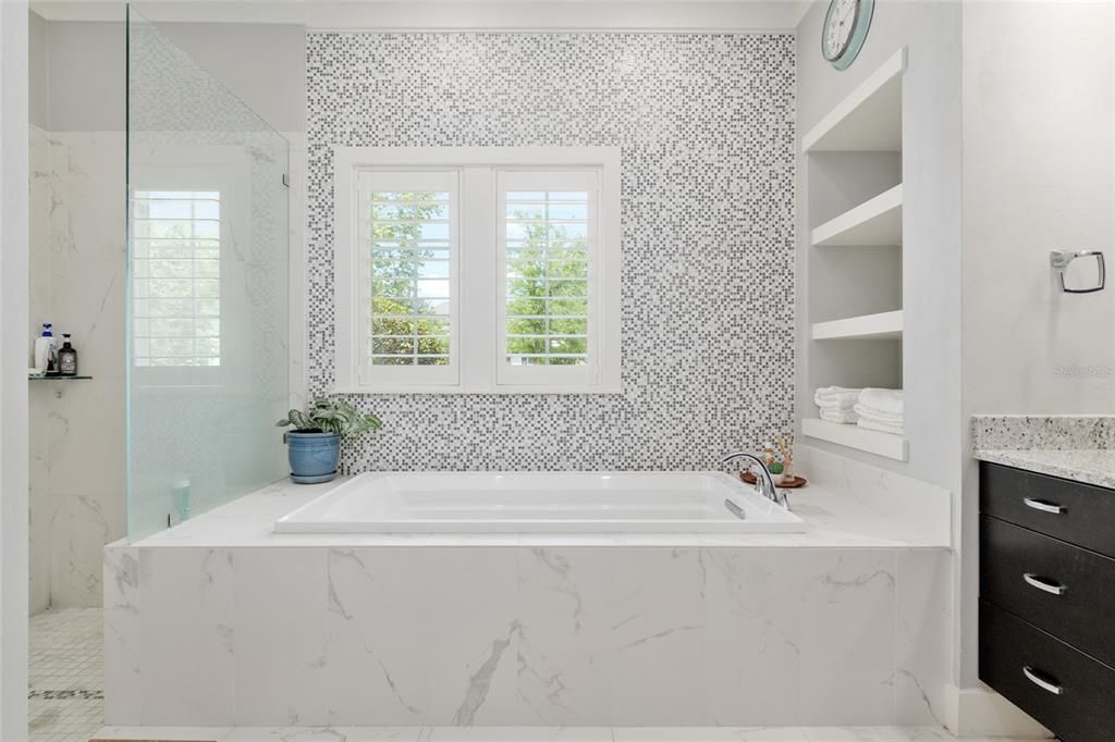 合同活跃: $1,049,000 (4 贝兹, 4 浴室, 3151 平方英尺)