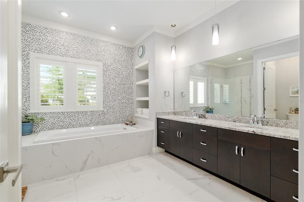 合同活跃: $1,049,000 (4 贝兹, 4 浴室, 3151 平方英尺)