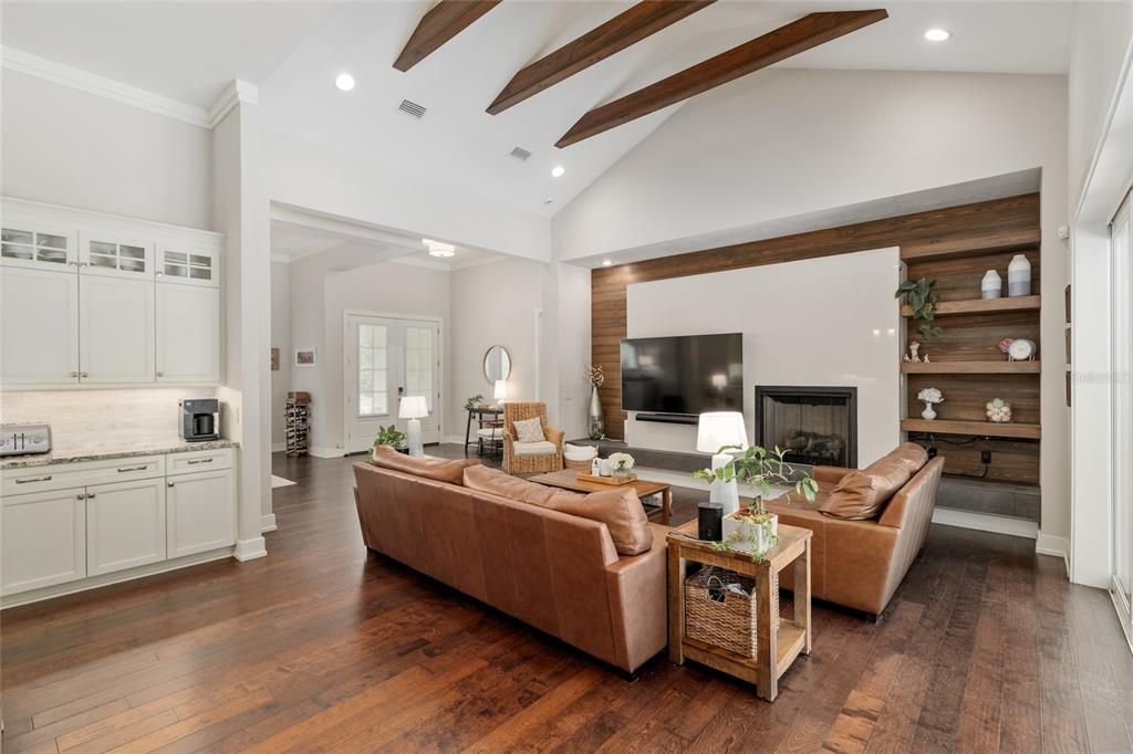 合同活跃: $1,049,000 (4 贝兹, 4 浴室, 3151 平方英尺)