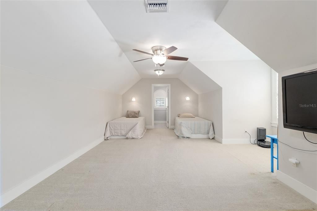 合同活跃: $1,049,000 (4 贝兹, 4 浴室, 3151 平方英尺)