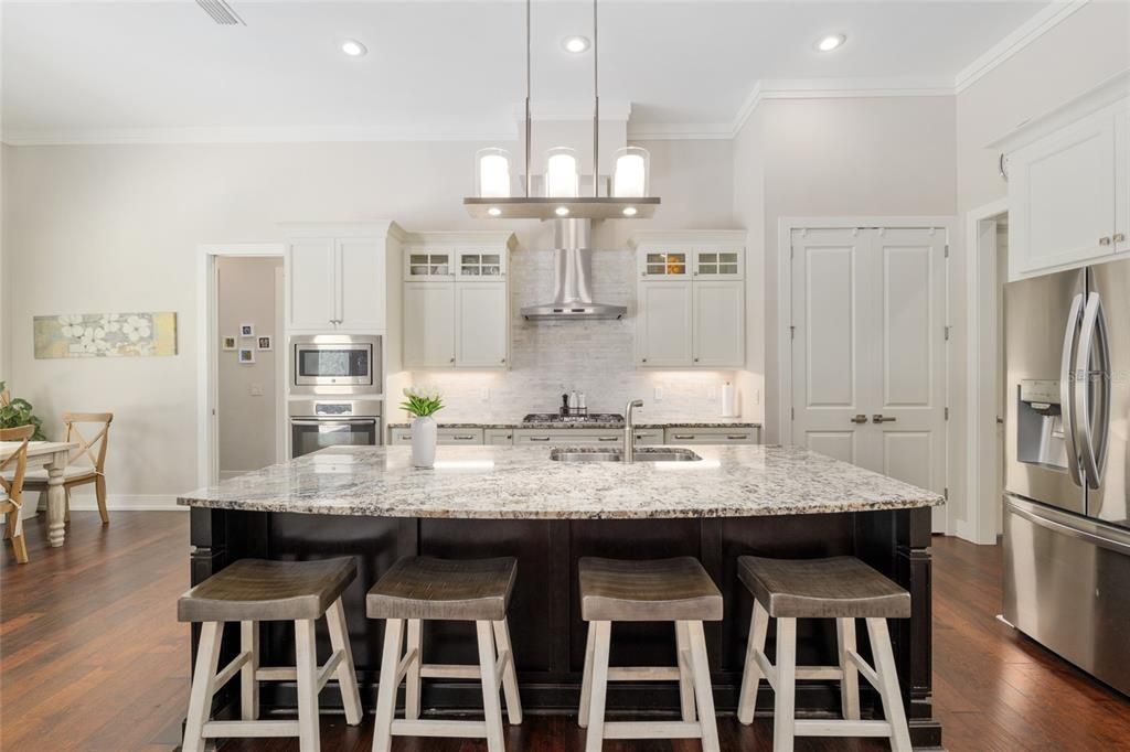 合同活跃: $1,049,000 (4 贝兹, 4 浴室, 3151 平方英尺)