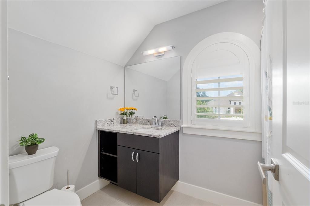 合同活跃: $1,049,000 (4 贝兹, 4 浴室, 3151 平方英尺)