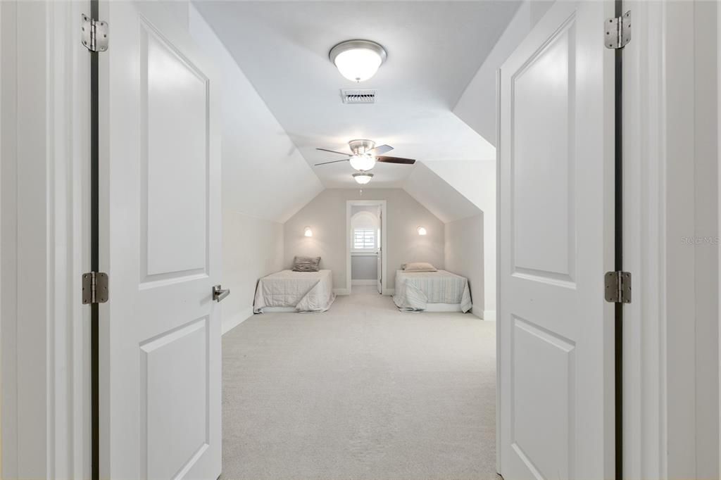 合同活跃: $1,049,000 (4 贝兹, 4 浴室, 3151 平方英尺)