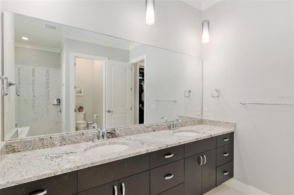 合同活跃: $1,049,000 (4 贝兹, 4 浴室, 3151 平方英尺)