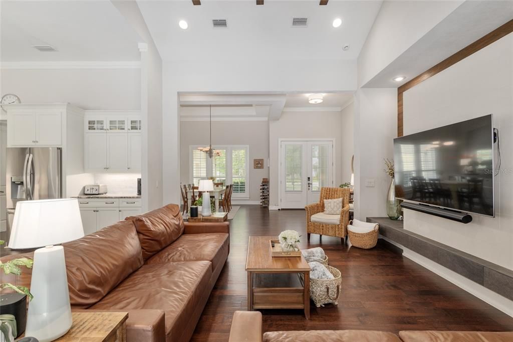 合同活跃: $1,049,000 (4 贝兹, 4 浴室, 3151 平方英尺)