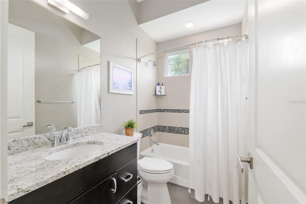 合同活跃: $1,049,000 (4 贝兹, 4 浴室, 3151 平方英尺)