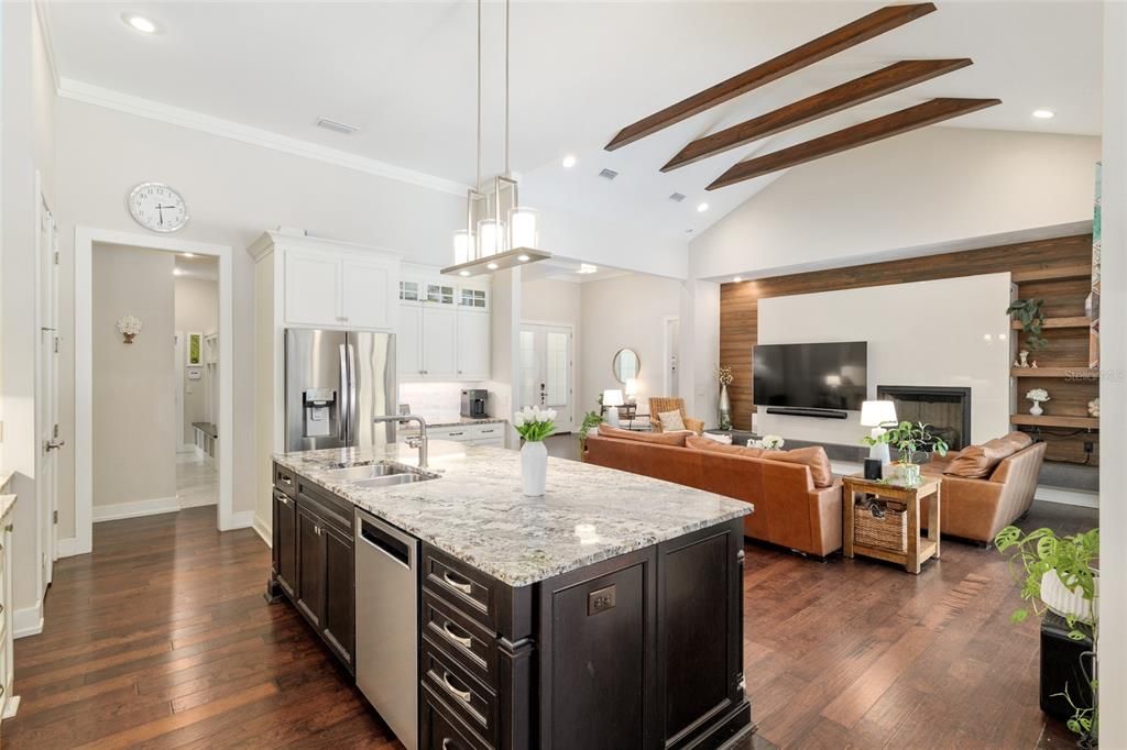 合同活跃: $1,049,000 (4 贝兹, 4 浴室, 3151 平方英尺)