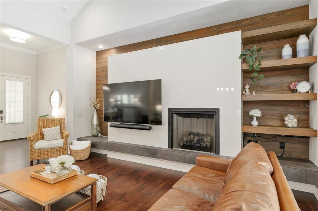 合同活跃: $1,049,000 (4 贝兹, 4 浴室, 3151 平方英尺)