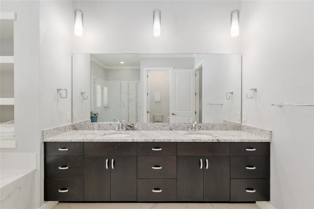 合同活跃: $1,049,000 (4 贝兹, 4 浴室, 3151 平方英尺)