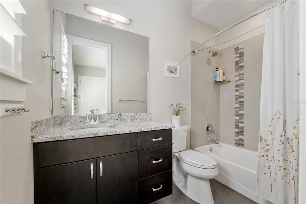 合同活跃: $1,049,000 (4 贝兹, 4 浴室, 3151 平方英尺)