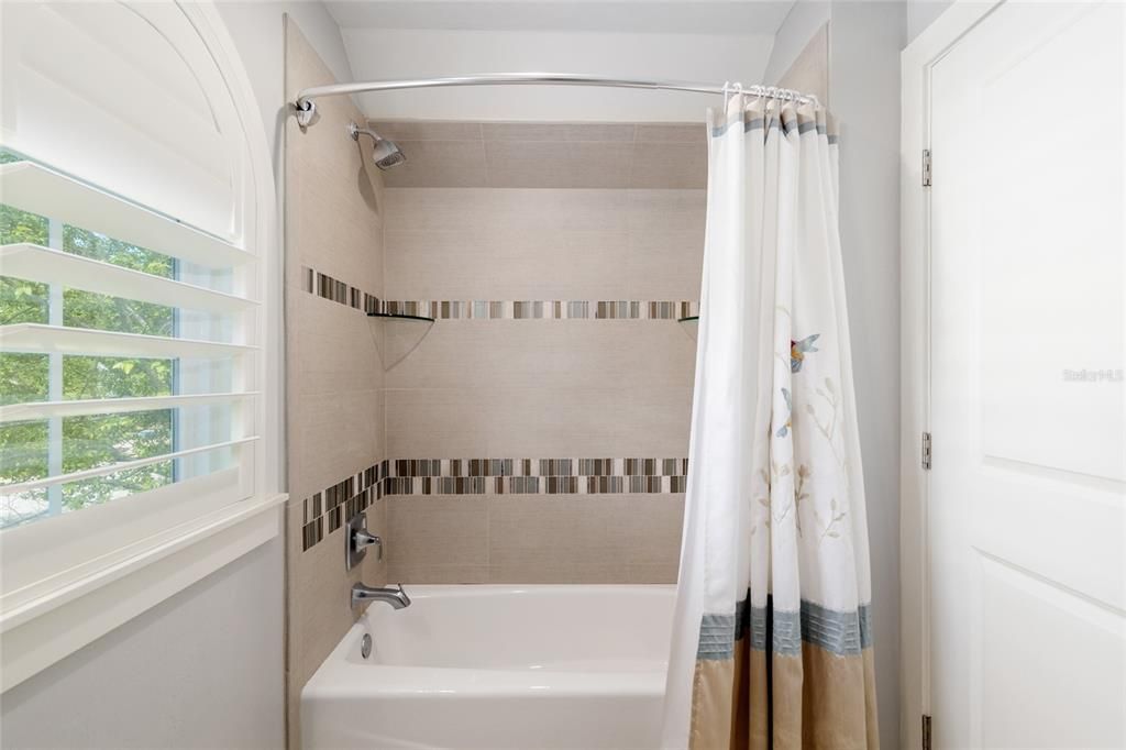 合同活跃: $1,049,000 (4 贝兹, 4 浴室, 3151 平方英尺)